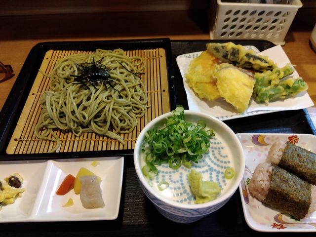 茶蕎麦とおにぎりセット。これで800円はかなりのお得。_とり菊
