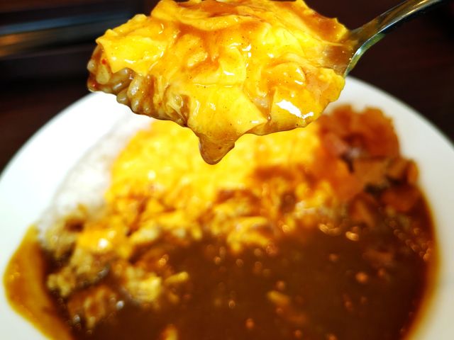 スクランブルエッグカレーをスプーンで持ち上げ_カレーハウスCOCO壱番屋三郷彦成店
