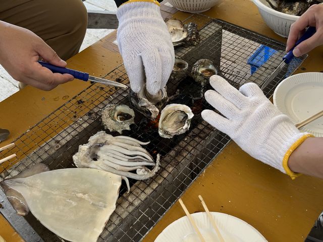 牡蠣2キロとサザエ3個、イカの一夜干しで\4500のセットを注文しました_マルモ水産 海上かき小屋
