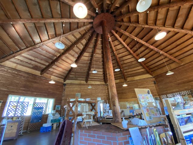 施設内です。天井がとても素敵。
冷房があれば。_北海道箱根牧場 牧場のレストラン