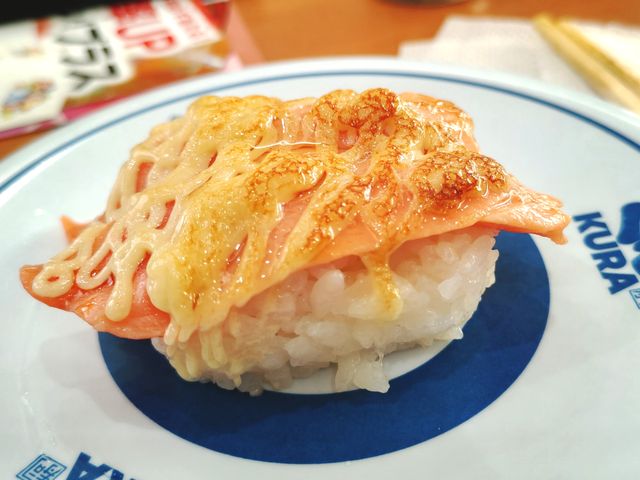 炙りチーズサーモンにぎり_くら寿司仙台泉店