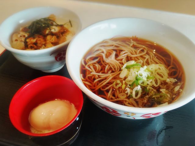 ミニ豚丼と温泉玉子の蕎麦セット_いろり庵きらく 高田馬場店
