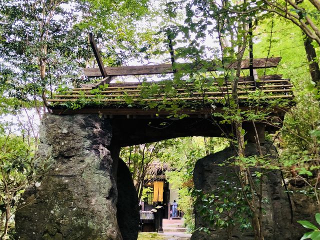 大きな岩の門は圧巻ですよ!_黒川荘
