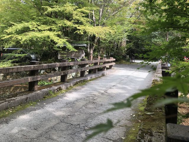 お宿に向かう橋にも趣を感じます。_黒川荘