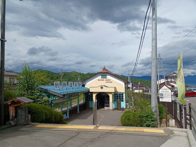 階段を降りて 別所温泉駅へ_上田電鉄別所温泉駅