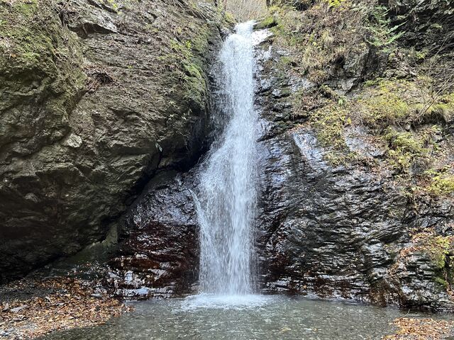 ここしばらく降水量が少なかったが水量は十分_浪板不動滝