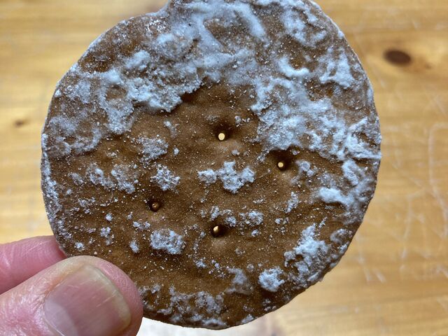かたまりより、このせんべい状の方が食べやすいです_熊岡菓子店