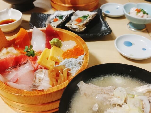 海鮮丼とアラ汁_海鮮すし・海花亭