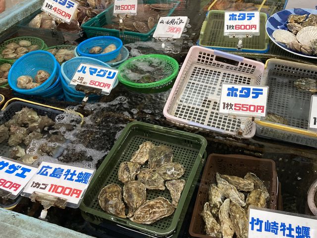 1個3、500円の貝もあれば、カゴ350円の貝だったり、カキは10個くらい入って1000円ちょっと。_竹崎海産
