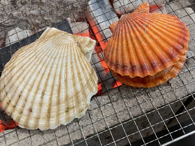 貝類は焼けるのに少し時間がかかりますが、焼き加減のお世話を頑張るとさらに美味しく感じます。_竹崎海産