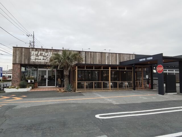 外国みたいなお店のつくり_STARK COFFEE(スタークコーヒー) 三郷インター店