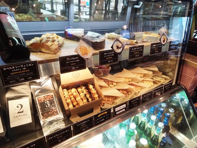 ケーキもワッフルも美味しそう!迷うなぁ〜_STARK COFFEE(スタークコーヒー) 三郷インター店