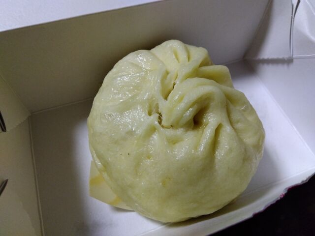 写真撮る前にひとつ食べてしまいました笑。_551蓬莱京橋京阪店