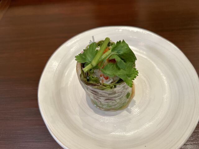 ニンニク入りチリソースをかけてパクチーを乗せた生春巻_エナエナ Enak Enak 市川店