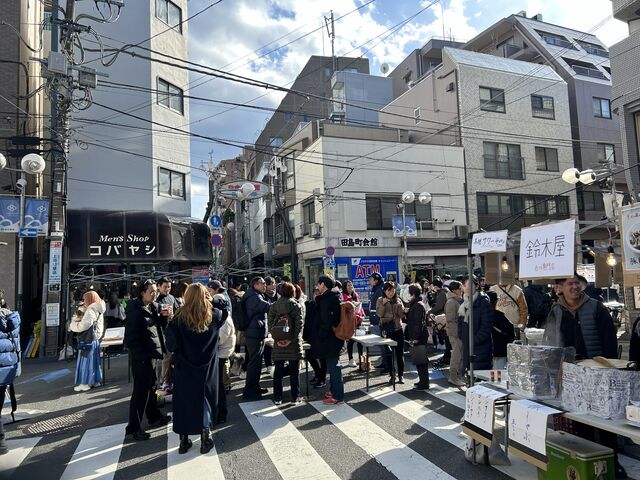屋台が並んでます_白金商店街