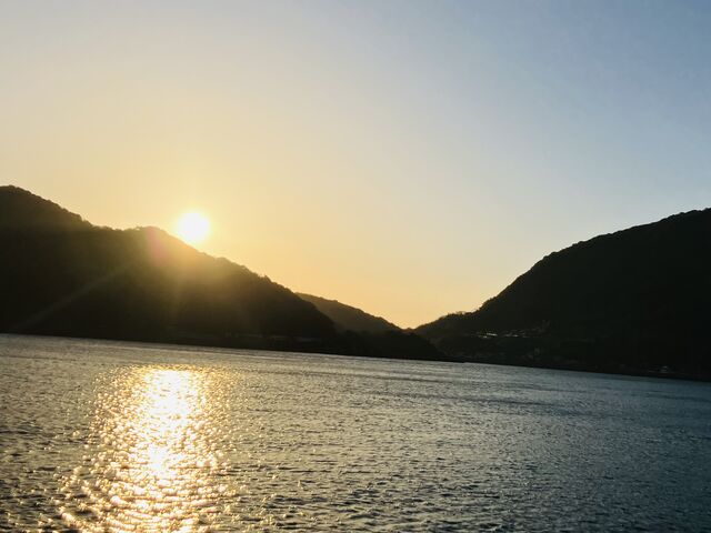 夕陽が沈むのをじっと見てました。_上天草市海岸