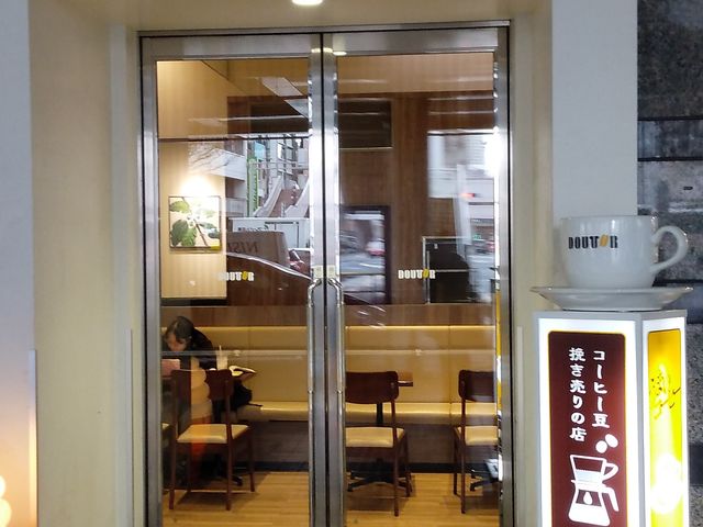 駅コンコース側_ドトールコーヒーショップ