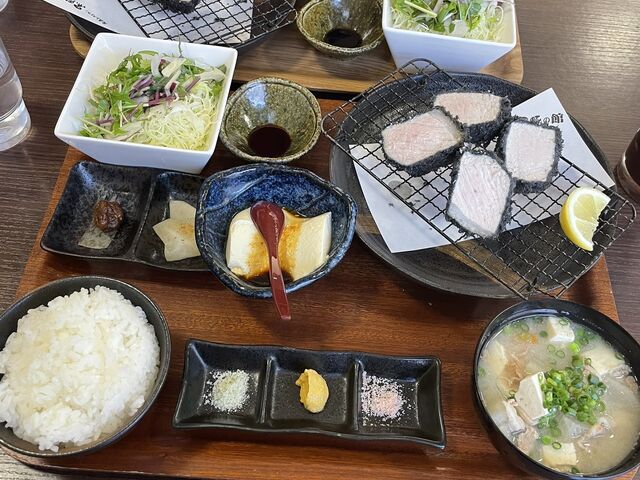 衣がブラック!お肉は柔らかく、豚汁も具だくさんでとっても美味しいかったです。
_産直レストラン 黒豚の館