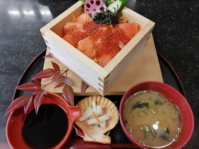 サーモンいくら丼_新鮮処・魚里