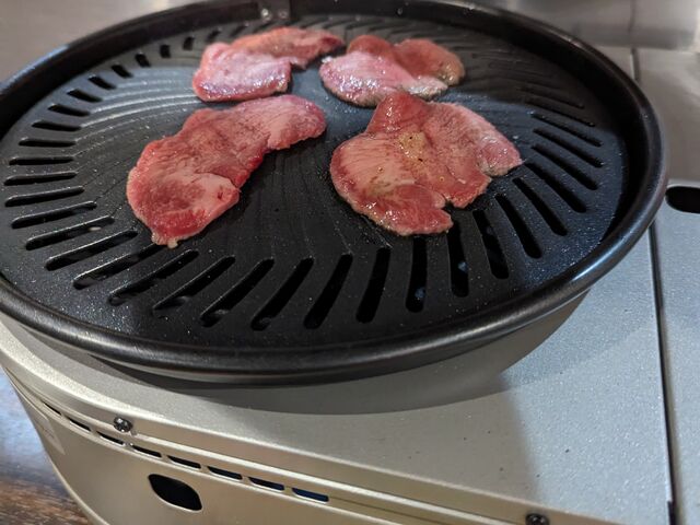 カウンターは鉄板_博多 倫々 焼肉