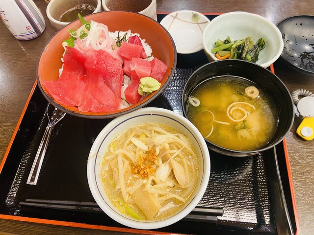 まぐろ三昧丼セットに家族で3等分した味噌ラーメンをトッピング(笑)
家族全員お腹が満たされました。_宇都宮天然温泉 ベルさくらの湯