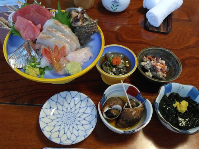 ハタハタ寿司、真なまこの酢の物などの様々な前菜と、ヒラメ、ニシン、サザエ、本マグロ、ボタンエビの刺身_亀寿司食堂
