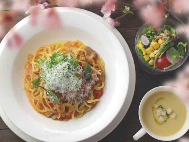 ホエー豚とピペラードのパスタ パルメザン風味
サラダ、スープセット \1,800_ビストロ ラ・プロヴァンス