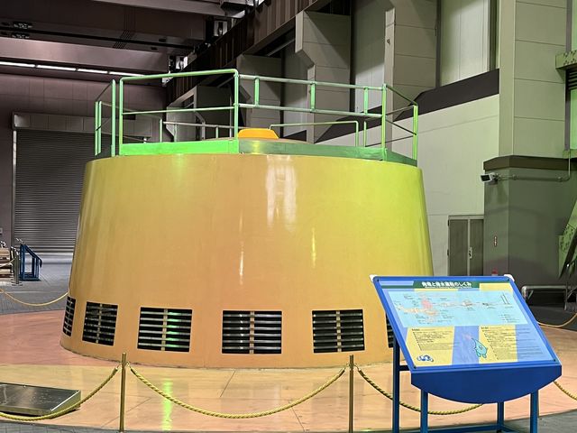 実際に運転している発電機を見る事が出来ます。_電力ミュージアムOKKY(奥清津発電所)