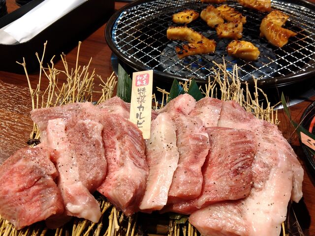 店名通りホルモン多いですが、赤身とかもありますよ。_情熱ホルモン 枚方池之宮酒場
