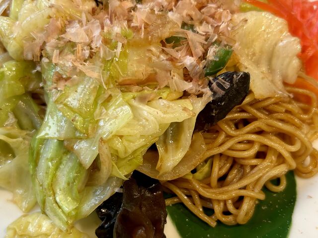 カツ丼も有名ですが、焼きそばも野菜豊富で、大変美味です。_山愛