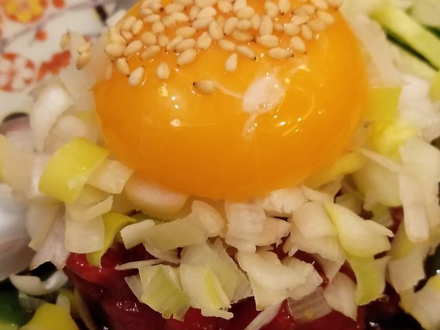 牛ユッケ・1,190円_焼肉ホルモン たけ田 静岡呉服町店