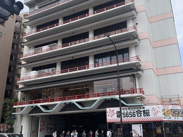 目立つ建物です_雷5656会館