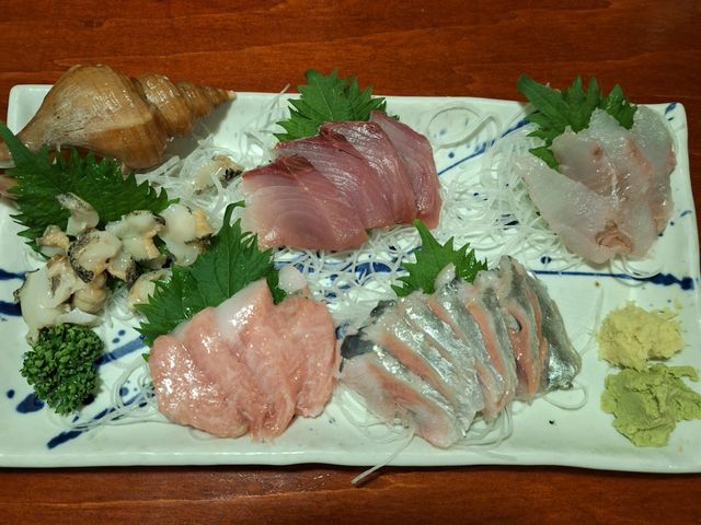 刺身盛り合わせ。右下がニシンの刺身。_○△□焼 函館 冨紗家 大門店
