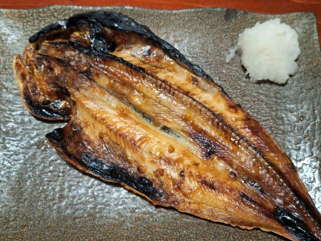 ホッケ開き焼き。アッツアツで香ばしい。_○△□焼 函館 冨紗家 大門店