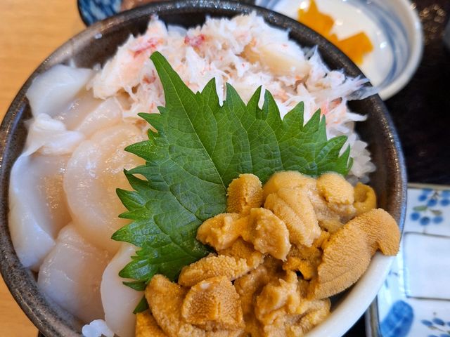 丼というより、大きめのお茶碗サイズ。_朝市お食事処山三道下商店
