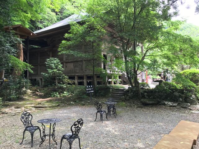 本堂の裏手に置かれたカフェの椅子_柳津虚空蔵尊(宮城県)