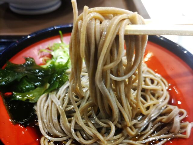 冷しかけ蕎麦の麺リフト。_そば処吉野家 弘前中央通り店