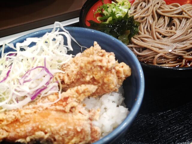 牛丼の吉野家が蕎麦をコンセプトにしたチェーン店。唐揚げ丼と冷しかけ蕎麦をセット。_そば処 吉野家 イオンモール名取店