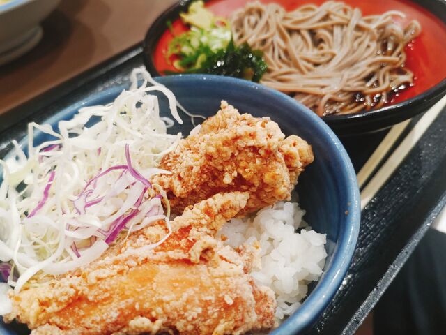 唐揚げ丼と冷しかけ蕎麦のセットメニュー。_そば処 吉野家 イオンモール名取店