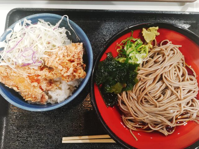 唐揚げ丼と冷しかけ蕎麦のセットメニュー_そば処 吉野家 イオンモール新居浜店