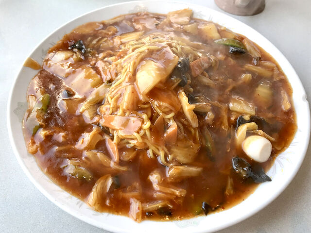 大皿に盛られたボリューム満点なあんかけ焼きそば_盧山
