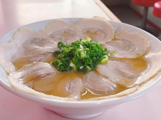 チャーシュー麺 950円(税込)スープに浸ったチャーシューが最高においしい!_宝来軒中央町店