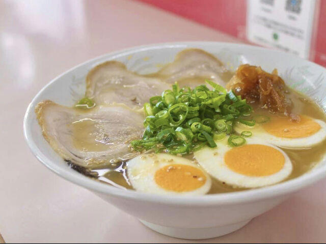 特製ラーメン 950円 甘辛のシナチクがとゆで卵で美味しさの深みがup!_宝来軒中央町店