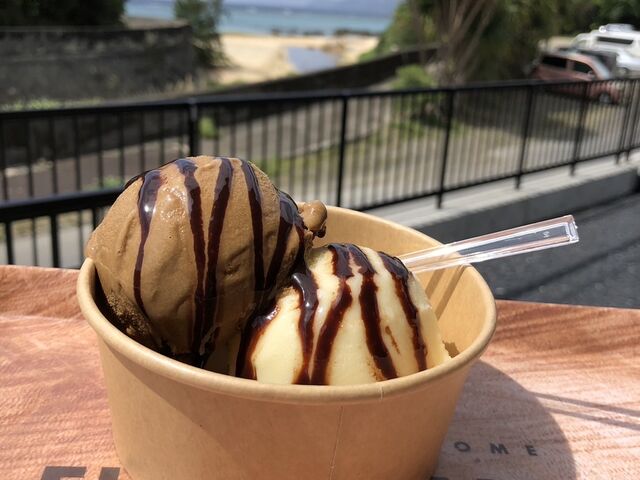 黒糖アイスクリームに奄美がじゃまめをトッピングおいしかったー_奄美ラッキー海の家