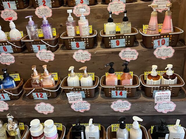 階段脇に沢山のシャンプー&コンディショナーが有り、受付で小さなカップをもらって試す事が出来ます_ナステビュウ湯の山