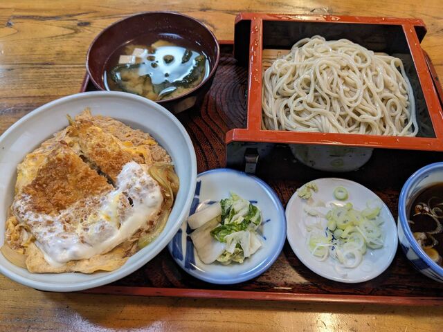 かつ丼セットです。
麺は冷たい蕎麦にしました。_増田屋
