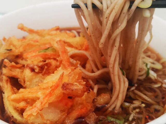 定番人気のかき揚げ蕎麦。_いろり庵きらく 御徒町店