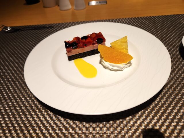 ベリーのケーキ
プチケーキかなと思っていたが フルーツもついていて大変満足。_函館国際ホテル