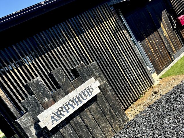 落ち着いた静かな雰囲気の中に溶け込むような佇まいのお店です_ARTYHUB