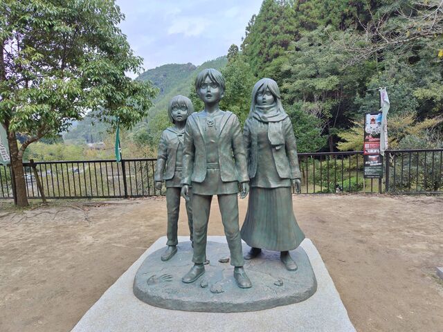 sakkyさんの大山ダム下流広場「進撃の巨人エレン・ミカサ・アルミンの少年期の銅像」の投稿写真1